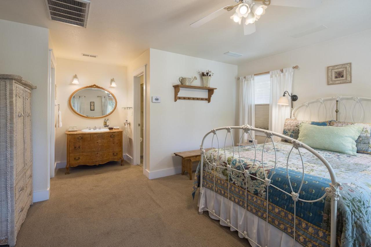 Sunflower Hill Inn Моуаб Екстериор снимка